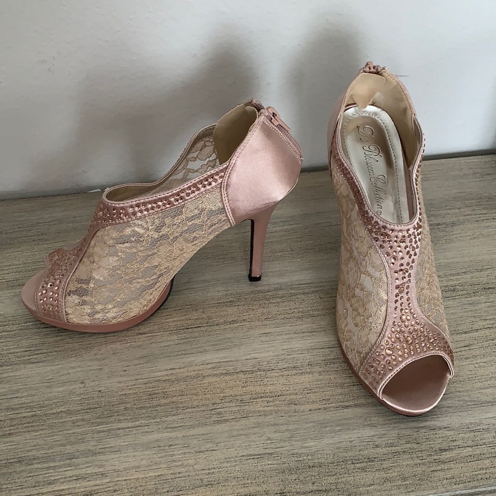De Blossom Collection Sexy Nude Lace & Satin high heel booties. Size 9.